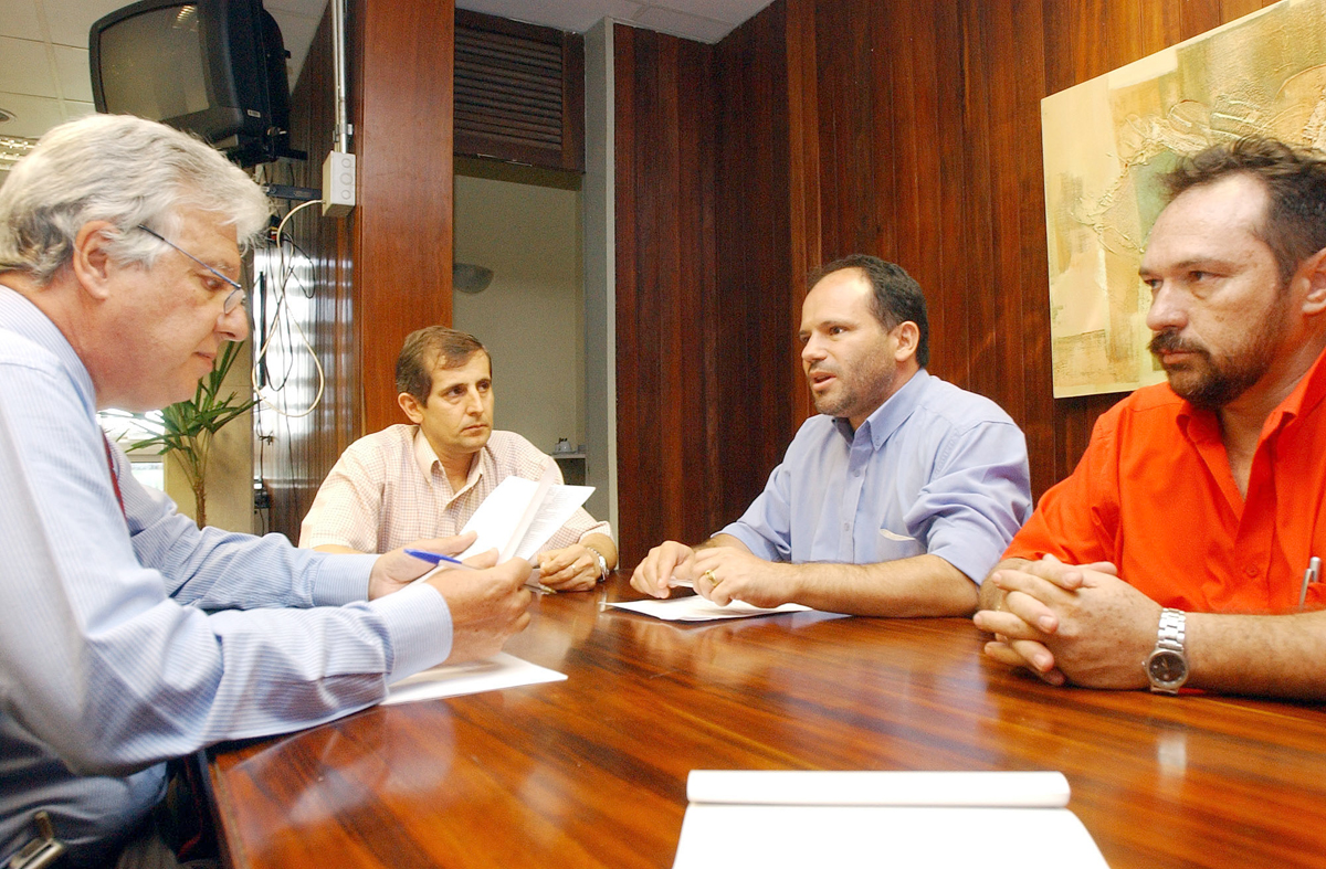 Deputado Fausto Figueira recebe dirigentes do Sindicato dos Julgadores Tributaristas do Estado de So Paulo<a style='float:right;color:#ccc' href='https://www3.al.sp.gov.br/repositorio/noticia/03-2008/FAUSTO Julgadores.jpg' target=_blank><i class='bi bi-zoom-in'></i> Clique para ver a imagem </a>